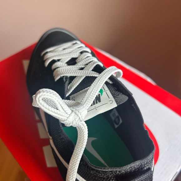 Nike Black and White Low-Top Sneakers with Mesh - Picture 2 of 7